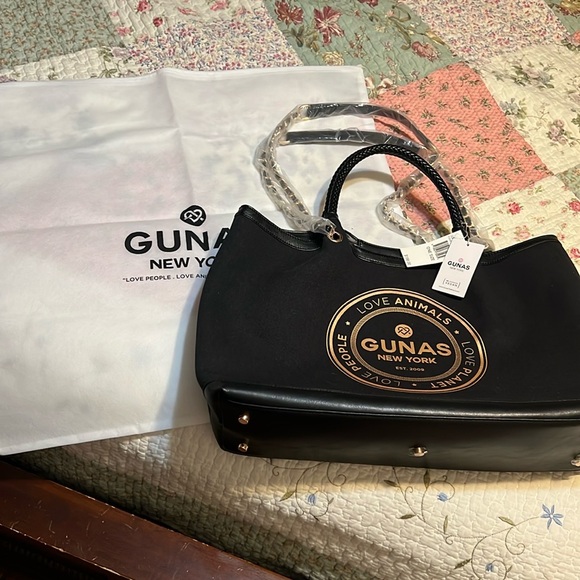 GUNAS Black Leather Tote with Structured design súper chic u will loved ! - Picture 3 of 13